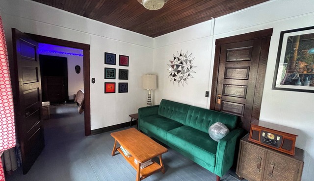 Old Bisbee Super Cute Retro House w/Amazing View of Castle Rock and B Hill