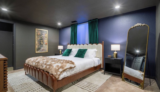 On Meade Speakeasy – Hot Tub, Fire Pit, near Downtown