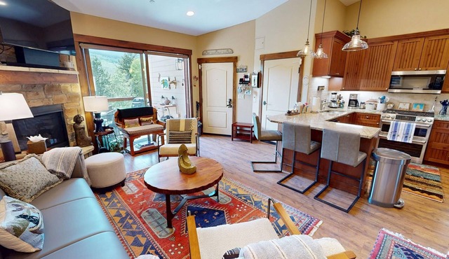 On River Trail! Elevator. Walk to Dining, Shops, Events, Theater, Weddings!
