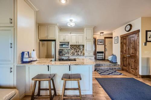 Only Minutes from Skiing shopping &Fun-Come Relax