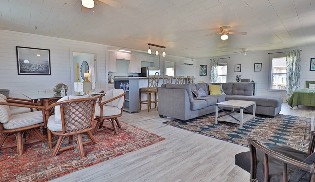 Open plan house w/close Beach Access & both Ocean & Bay Views