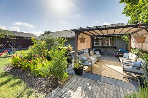 Outdoor Pool & Fire Pit: Modern Austin Home
