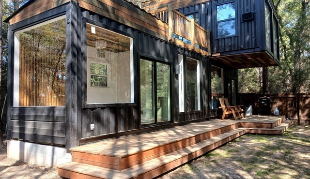 Outstanding Forest Container with Water Views and BBQ in Texas