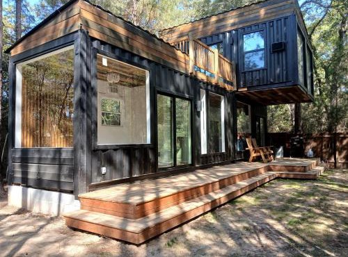 Outstanding Forest Container with Water Views and BBQ in Texas