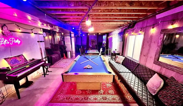 ‘Party Palace’- Prime Location, Game Room, Theater Room & Hot Tub, 420ok!