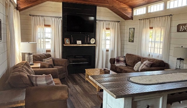 Paws and Unwind at Black Dog Cabins, 2-bedroom cabin 1/2 mile South of Rend Lake