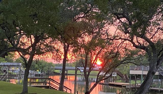 Peace, luxury and fishing under 100 year old oaks