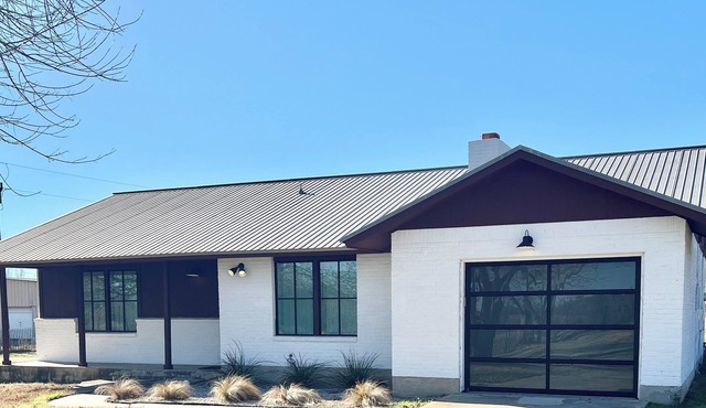 Peaceful Elgin Getaway 2BR Huge Fenced Yard Fast Access to Austin via Hwy 290