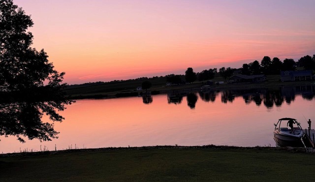 Peaceful Lake Cabin with Hot Tub & Starry Views. Sleeps 9 Comfortably!