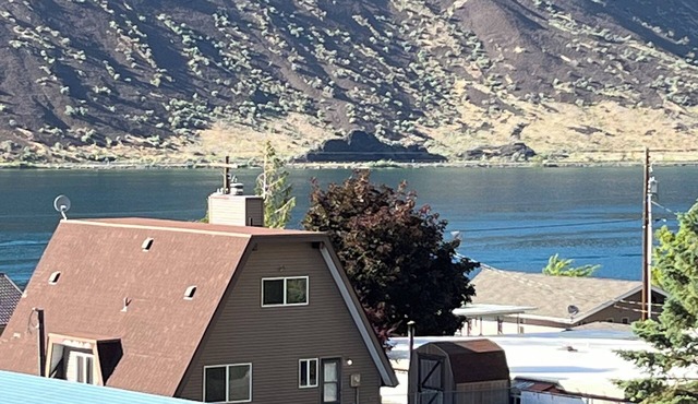 Peaceful Lake House with View of Blue Lake. Coulee City, Wa.