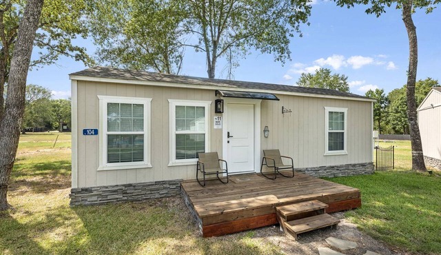 Peaceful Luxury Bungalow Getaway with Pool, Goats & Firepits near Houston in Hempstead, Texas
