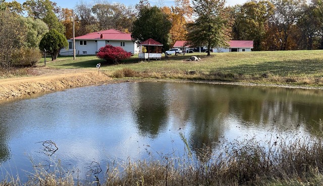 Peaceful, spacious 4 bedroom house in the country - Gazebo/Pond
