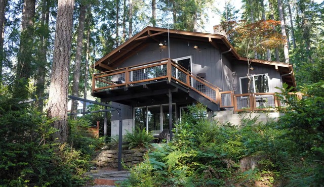 Peaceful & spacious 9-br cabin property on lovely Mason Lake perfect for groups in Grapeview