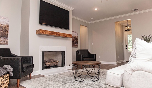 PeachyPointe- New-Cute&Cozy-3Bedroom- Sleeps 6-Fenced In backyard-NearLaTech!