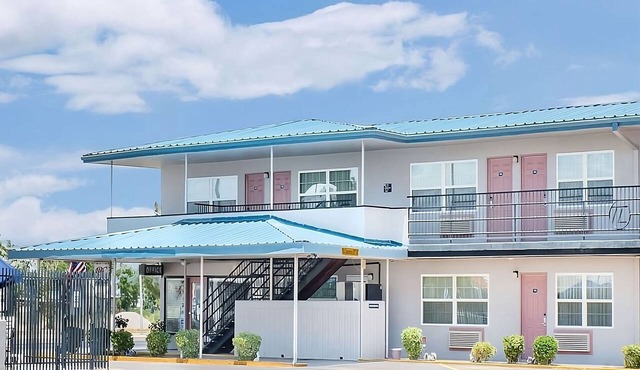 Pecos Stay | Two Double Bed Unit | Complimentary Breakfast! Seasonal Pool!