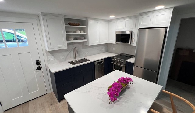 Pelican Loft - LakeFront Marina Property! 2 Bedroom, Kitchen, 1 Bath