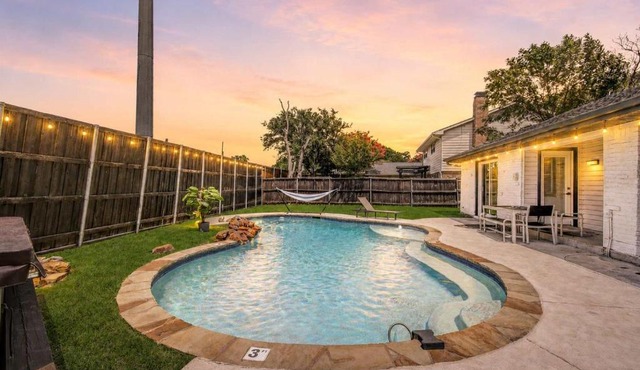 Perfect Getaway Home w Pool Jacuzzi Cinema Room