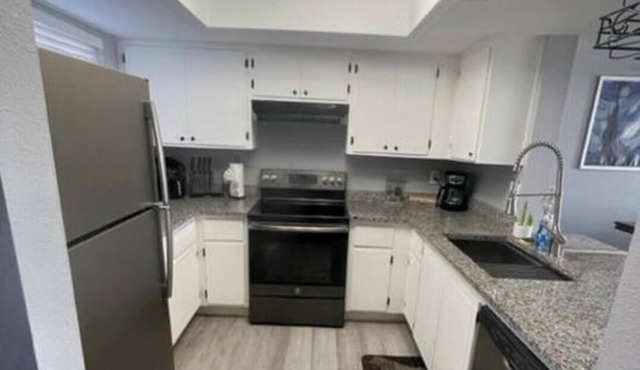 Perfect townhome with AC in sunny Phoenix