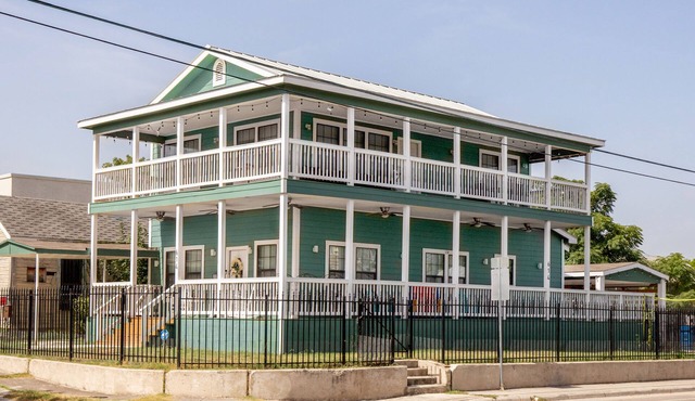 Pet-Friendly Alamodome Home /5 Minutes to RiverWalk; AT&T; Historic Pearl; Zoo