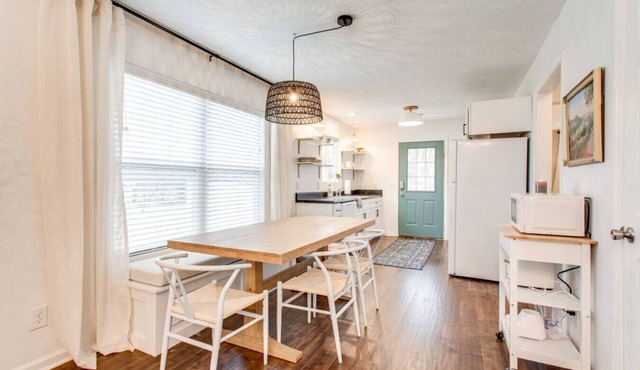 Pet Friendly |Fully Fenced Yard|Shops/Food Nearby