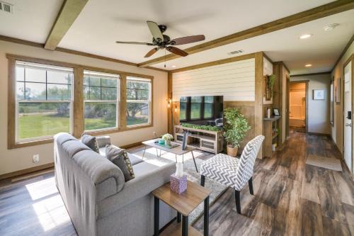 Pet-Friendly Hill Country Hideaway w/Deck