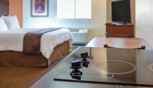 Pet-Friendly Hotel with Kitchens Near Overland Park Arboretum Trails