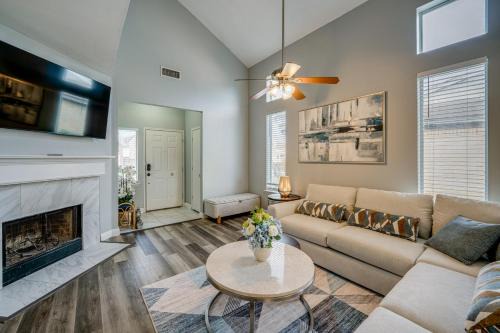 Pet Friendly! Renovated Arlington Home Near AT&T