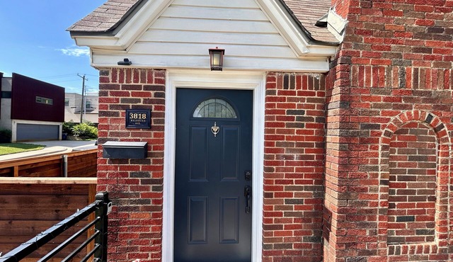Pet-Friendly Retreat with Private Yard-Walking distance to Dickies Arena