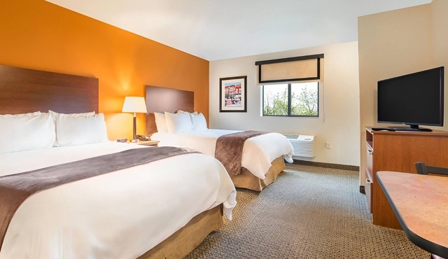 Pet-Friendly Room w/Swimming Pool Perfect for Extended Stays in Council Bluffs