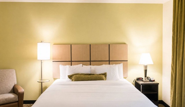 Pet-Friendly Stay w/Kitchenette Near Bass Pro Shops, Dining & I-12 Access