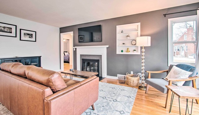 Pet-Friendly Uptown Normal Home: Steps to ISU