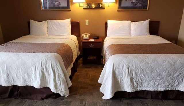 Pets are Welcome! w/FREE Breakfast & Parking, Close to Peels Slough!