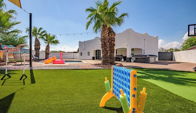 Phoenix Villa - Private Resort Style backyard, Pool, Volleyball, Putting Green in Phoenix