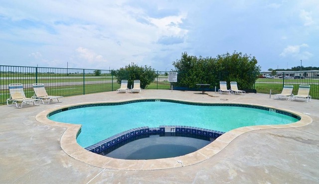 Pine Point Inn & Suites