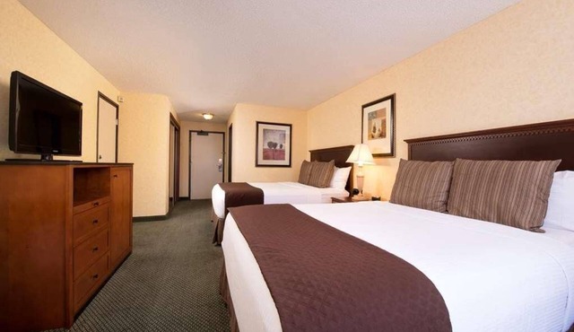Pleasant Stay, Convenient Location! 3 Contemporary Units w/FREE Parking, Pool!