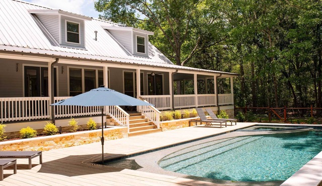 Pool+Hot Tub+Pickleball | Minutes to Henkel Square