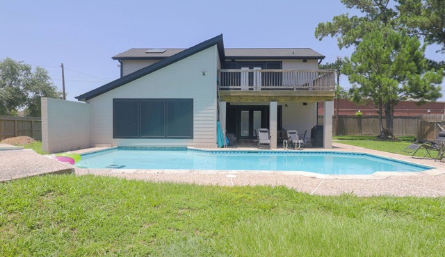 Pool House Loft | Hot Tub | Pool Table | 80" TV