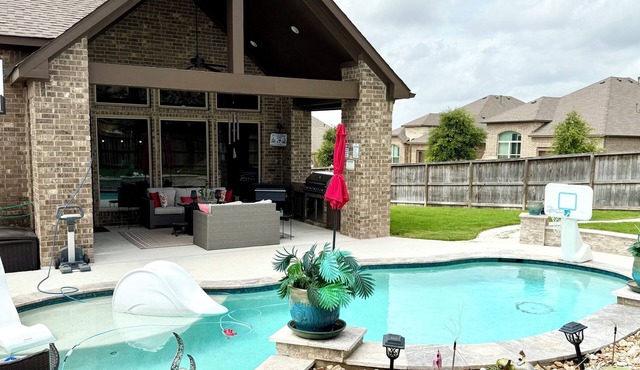 Poolside Home in delightful San Antonio