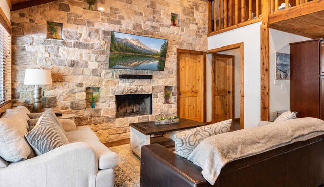 Pottsboro Lodge - Sleeps 15 - Hot Tub & Patio