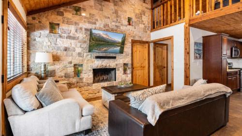 Pottsboro Lodge - Sleeps 15 - Hot Tub & Patio