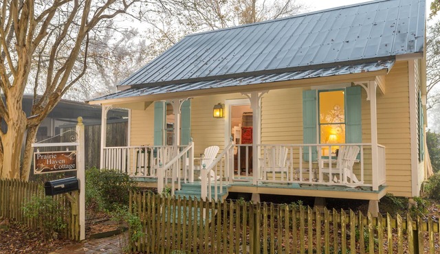 Prairie Haven: Spacious Private Cottage in Cajun Country with 2 Bedrooms, Jetted Tub, and Garden Views