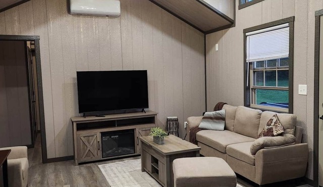 Prairieview Cabin - with Hot Tub