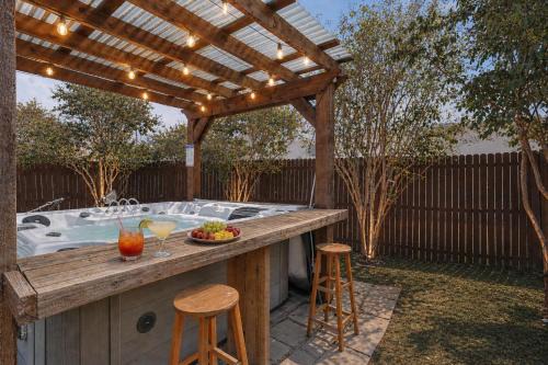 Prime Location- 4BR Hot Tub, BBQ & Kids Play Zone
