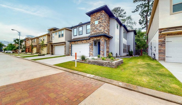Prime Location - Pool Access - Full Kitchen - W/D