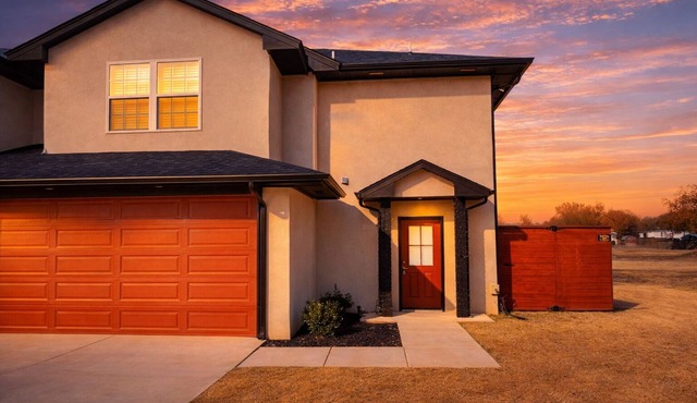 Private Baths - Sleeps 10 - 3BR - 2,250 Sq Ft - Nr DT Edmond