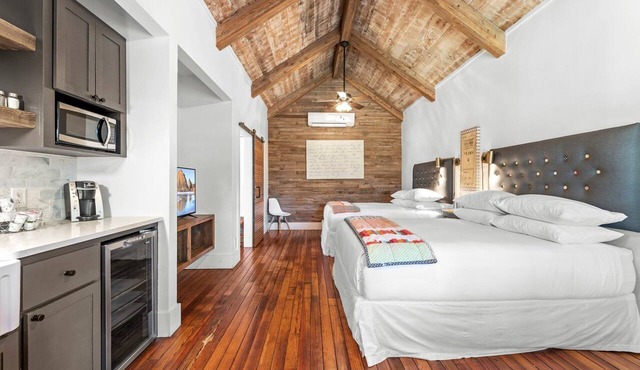 Private cabin with Two Queen Beds, Private Patio with Creek View