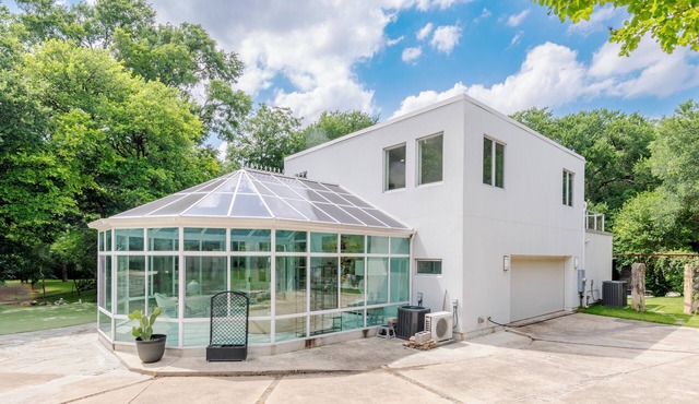 Private Events! 2-Acre Luxury Estate, Pool, Volleyball Court & Nature Retreat