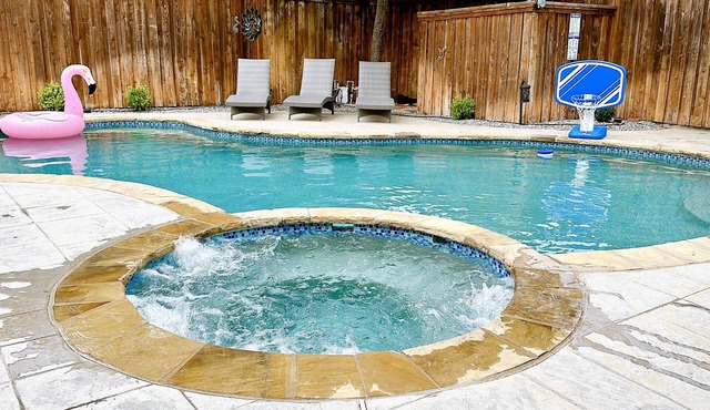Private Family Heated Pool and Spa, 2 King Beds, Cornhole, Grill, Foosball, Game