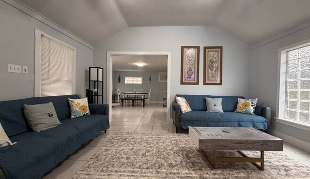 Private Gated Montrose Cottage Near FIFA & Downtown
