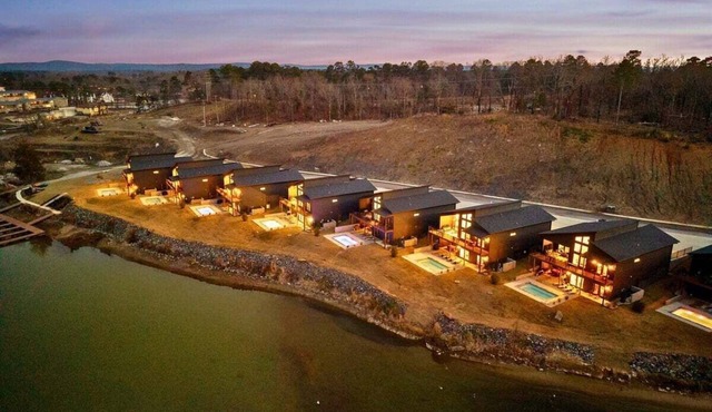 Private Pool, Dock, Movie Room on Lake Hamilton